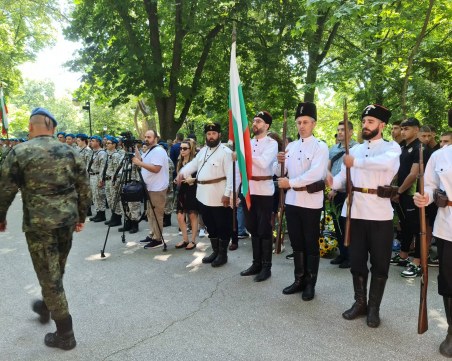 Пред паметника на Ботев: Задайте си въпроса - после родината ли обичате всичко друго?