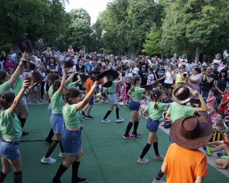 Десетки малки пловдивчани танцуваха в парк 
