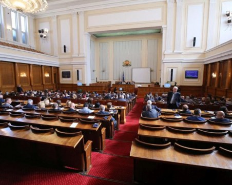 Гласуваха болнични за родителя при върнато дете от училище