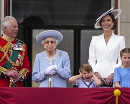 Как кралските наследници откраднаха вниманието на Платинения юбилей на прабаба им Елизабет II