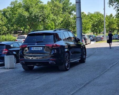 Пловдивчанка изтипоса джипа си на новоасфалтиран тротоар в Тракия
