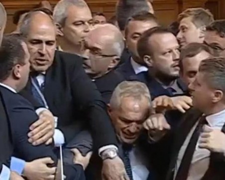 Сабрутев: Скандалът в парламента се разигра пред деца, това е жалко