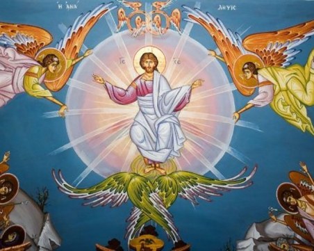 Спасовден е! Вярващи се лекуват с росата