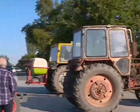 Втори ден протест на земеделците от Садово! Блокиран е главен път