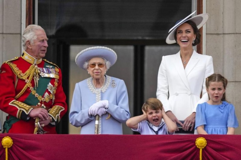 Как кралските наследници откраднаха вниманието на Платинения юбилей на прабаба им Елизабет II
