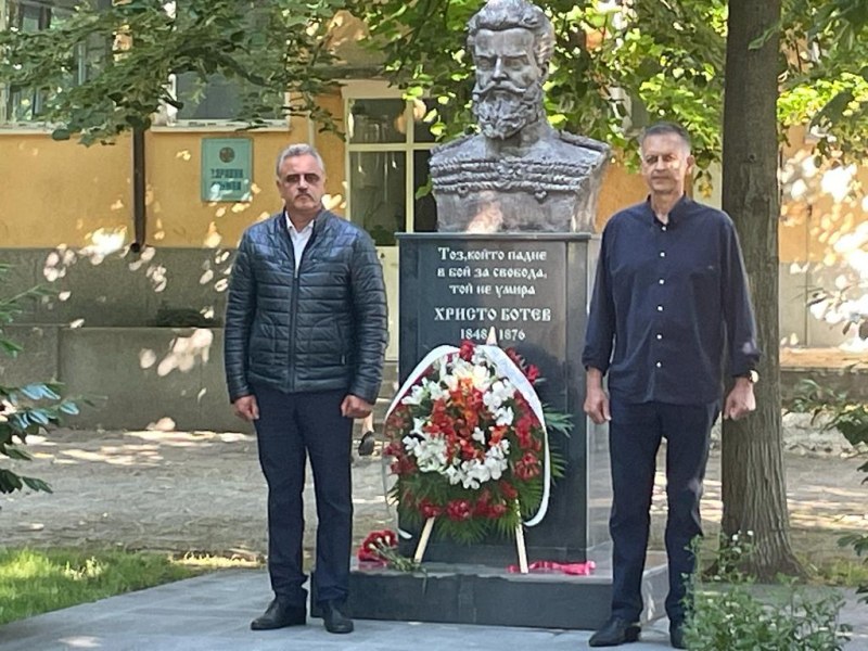 Кметът Димитър Иванов почете паметта на Христо Ботев и загиналите за свободата на България