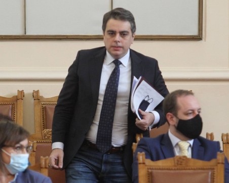Асен Василев: Изразходвани са по-малко от половината от парите за бежанците