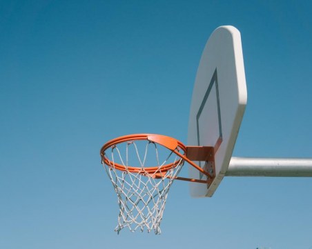 Баскетболен кош се стовари върху тийнейджър