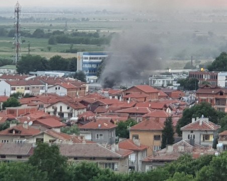Черни облаци над Пловдив, пожар лумна в Шекера