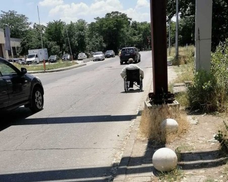 Хора в инвалидни колички и коли използват едно платно в Пловдив