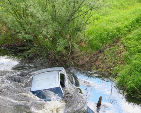 Кола падна в Тунджа, шофьорът направил грешна маневра