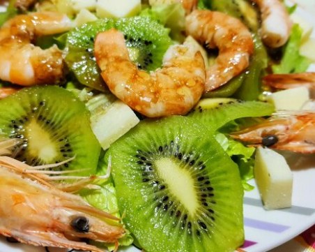 Рецепта за свежа салата с киви и скариди
