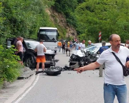 Тежка катастрофа край Бачково, две коли са смазани