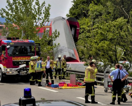 Влак дерайлира в Германия, има загинали и десетки пострадали