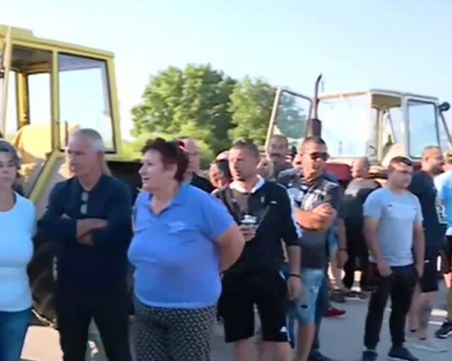 Земеделци от Садово отново на протест: Държавните служители явно нямат нафта, за да дойдат при нас