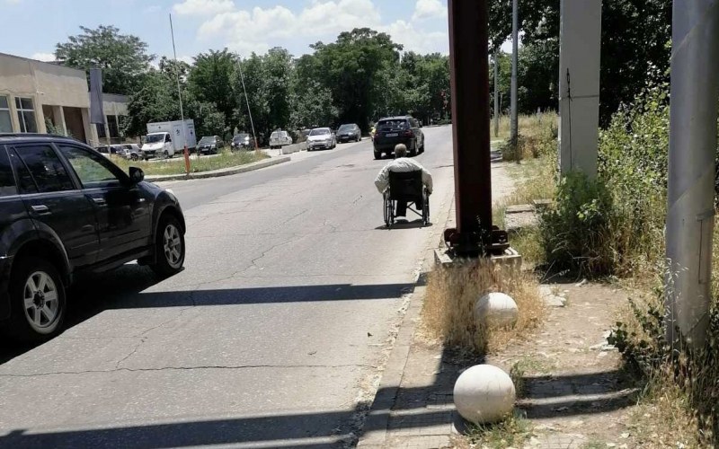 Хора в инвалидни колички и коли използват едно платно в Пловдив