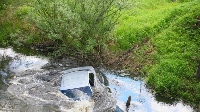 Лек автомобил падна в бетонираното корито на река Тунджа в