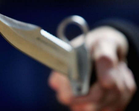 Мъж намушка с нож трима души в болница в САЩ