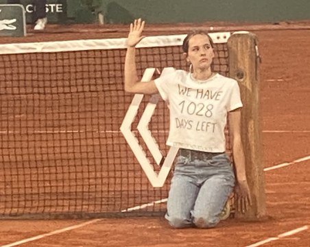 Момиче се завърза на мрежата на Ролан Гарос