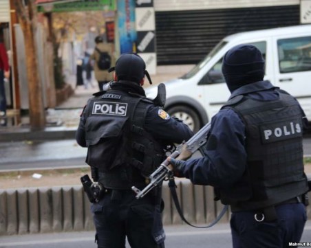 Откриха в тир в Турция 81 мигранти, припаднали от липса на въздух! Шофьорът - българин