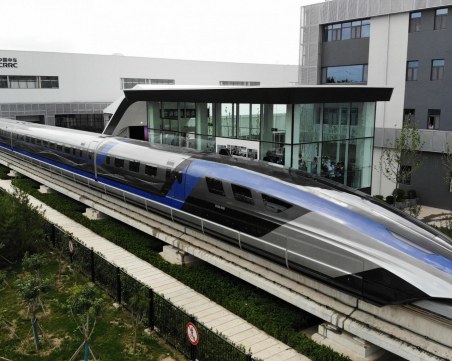 Високоскоростен влак излезе от релсите в Китай