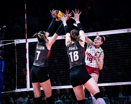 Женският национален волейболен отбор със загуба в Турция