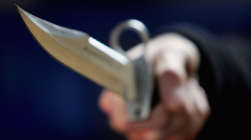 Мъж намушка с нож трима души в болница в САЩ
