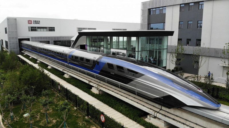Високоскоростен влак излезе от релсите в Китай