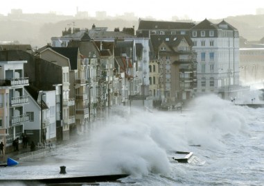 Силни бури връхлетяха Франция вчера Един човек загина и бяха