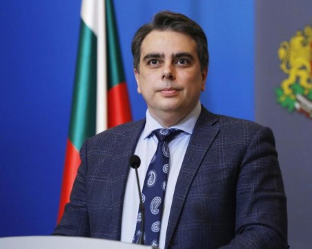 Асен Василев: Българинът няма да обеднее с приемането на еврото