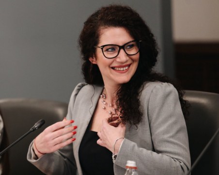 Константинова: Не виждам причина да подавам оставка, справихме с бежанците по-добре от редица страни