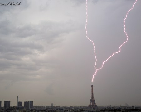 Мълнии удариха Айфеловата кула