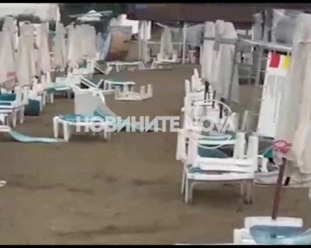 Мощна буря удари Южното Черноморие, нанесе щети върху известен плаж