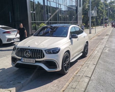 Възпитан в тарикатлък: Бял мерцедес паркира върху велоалея, за да не плати Синя зона