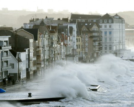 Жена загина, а дете е в тежко състояние след невиждани бури във Франция