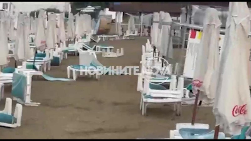Мощна буря удари Южното Черноморие, нанесе щети върху известен плаж