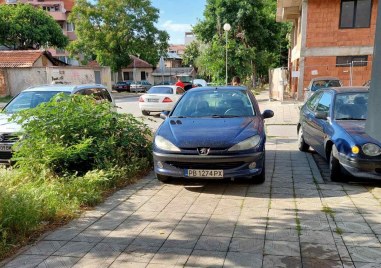 Неправилните паркирания и изобретателността на шофьорите в Пловдив при липсата