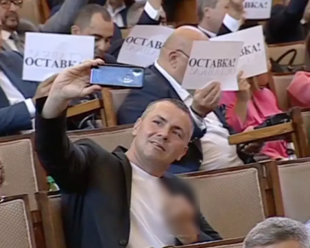 Ицо Хазарта е дарил всичките си депутатски заплати за деца в социални домове