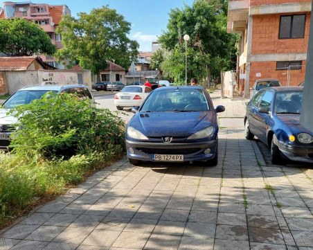 Когато няма места за паркиране – тротоарите в центъра на Пловдив са за автомобили