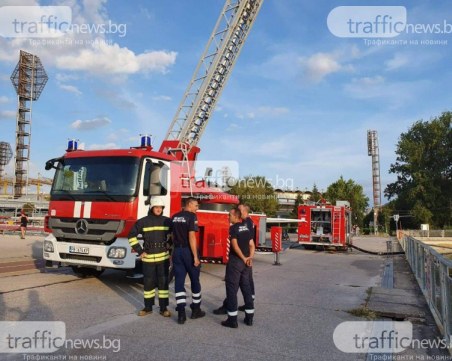 Пожарникари спасиха две деца, качили се на изоставена сграда край Пловдив