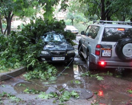 Силна буря в Русе! Кръстовища са под вода, клони блокираха влаковете