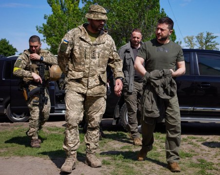 Зеленски на посещение близо до фронтовата линия