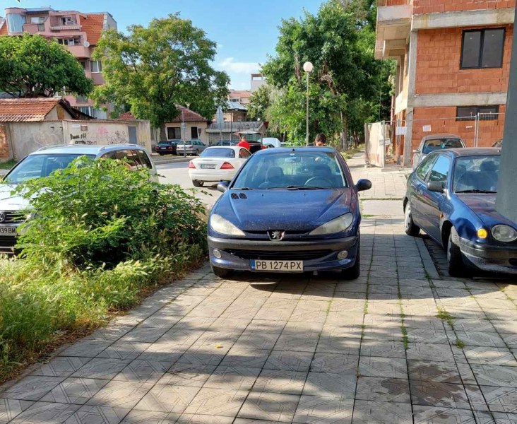 Неправилните паркирания и изобретателността на шофьорите в Пловдив, при липсата