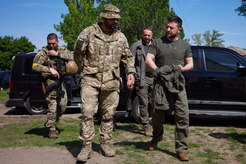 Зеленски на посещение близо до фронтовата линия