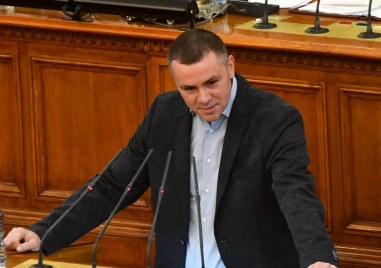 Депутатът от Продължаваме Промяната Христо Петров известен още и като Ицо Хазарта отправи