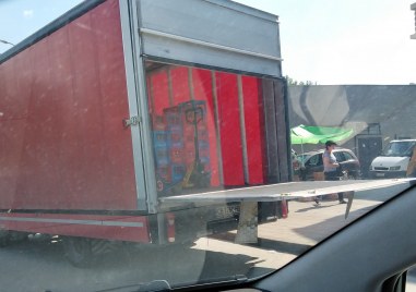 Шофьор на фирмен бус се паркира по абсурден начин за