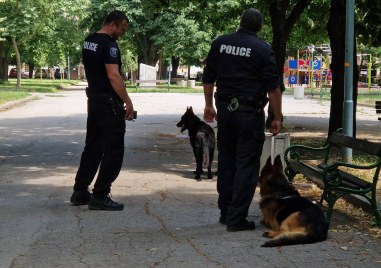 Полицейски патрули със служебни кучета предизвикаха интереса на гражданите в