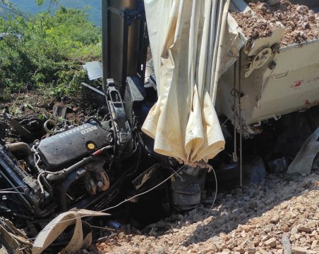 Официално: Три са жертвите след тежката катастрофата между влак и камион