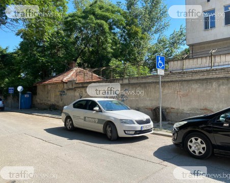 2 в 1! Фирмен автомобил паркира на инвалидно място и в насрещното