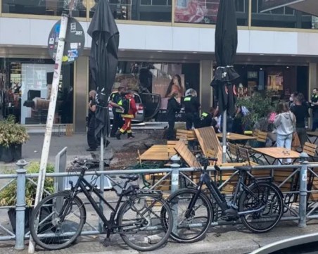 Кола се вряза в тълпа в Берлин! Десетки са ранени, има и жертва